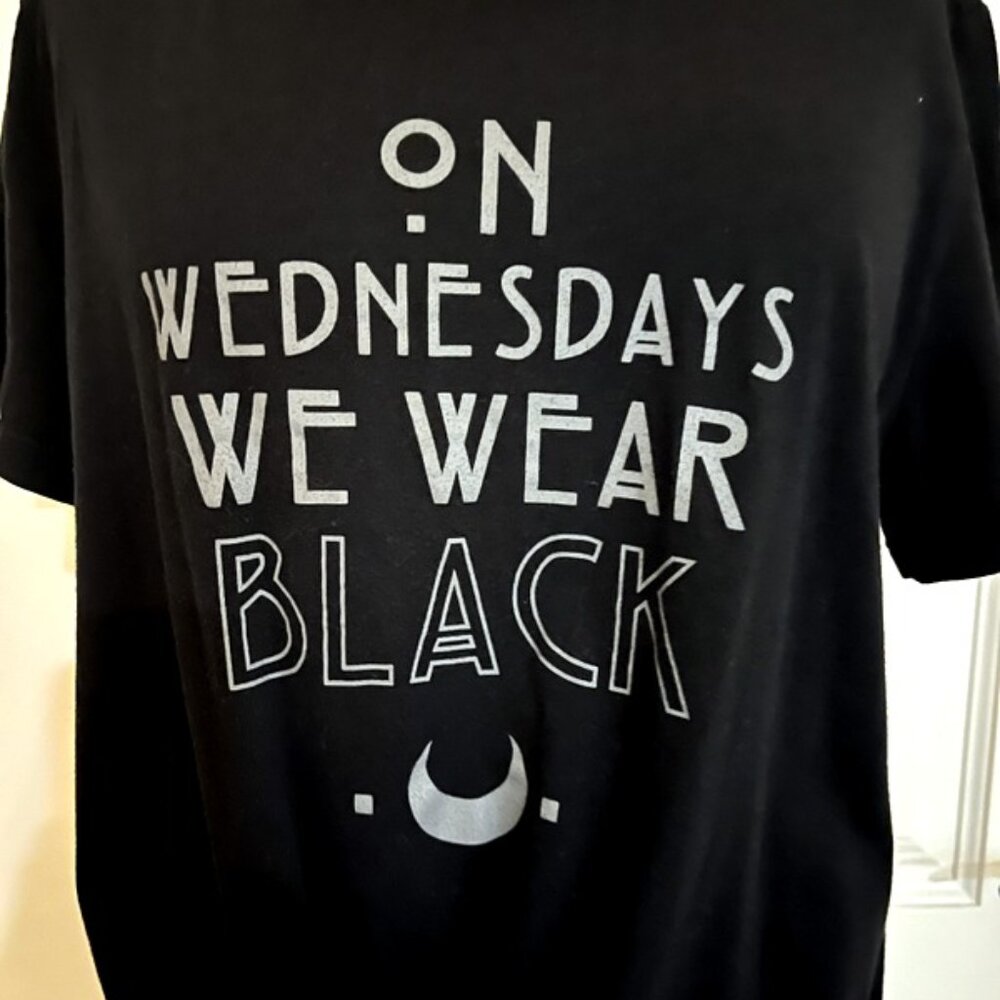 American Horror Story On Wednesdays We Wear Black T-Shirt L Womens Front Tie